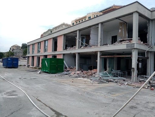 Waterfront di Levante, parte la demolizione dell'ex centro direzionale (FOTO e VIDEO)