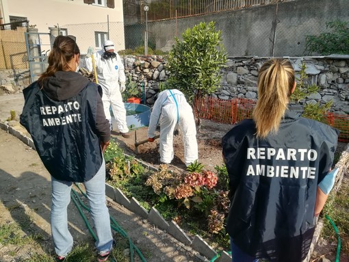 Demolisce la tettoia in amianto e seppellisce il materiale in un terreno. Individuato dalla Polizia locale