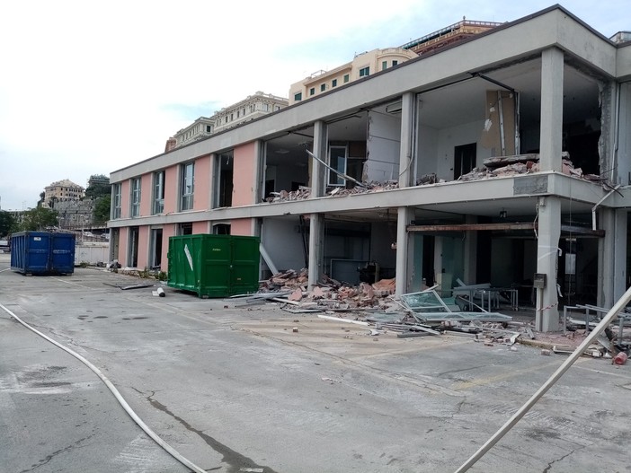 Waterfront di Levante, parte la demolizione dell'ex centro direzionale (FOTO e VIDEO)