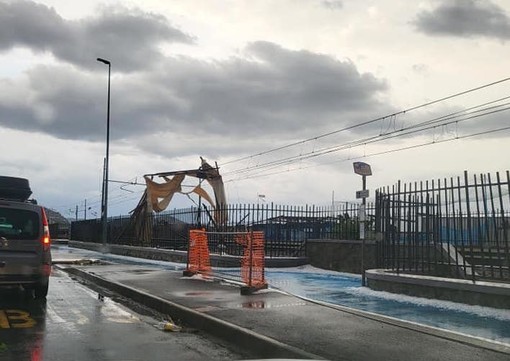 Maltempo, cabine dei bagni finiscono sui binari: interrotta la linea ferroviaria tra Chiavari e Sestri Levante Maltempo, cabine dei bagni finiscono sui binari: interrotta la linea ferroviaria tra Chiavari e Sestri Levante