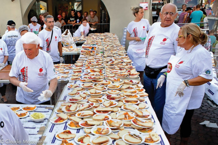 Gran finale di Peperò con mega degustazione preparata in piazza e tanti eventi gastronomici, culturali ed artistici