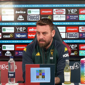 Il mercato corre, ma per De Rossi e il Genoa ora testa solo al Bologna: “Stupido sottovalutarli, servirà una grande prova” Il mercato corre, ma per De Rossi e il Genoa ora testa solo al Bologna: “Stupido sottovalutarli, servirà una grande prova”