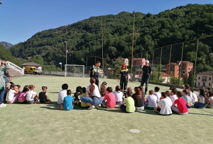 Unità Cinofila dei Volontari di Prociv-Arci Liguria, dimostrazione alla scuola primaria di Borzonasca Unità Cinofila dei Volontari di Prociv-Arci Liguria, dimostrazione alla scuola primaria di Borzonasca