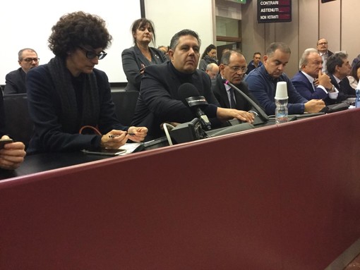 Un "esercito" di sindaci e amministratori locali si riversa in Prefettura per conoscere il futuro della provincia di Savona (FOTO e VIDEO) Un "esercito" di sindaci e amministratori locali si riversa in Prefettura per conoscere il futuro della provincia di Savona (FOTO e VIDEO)