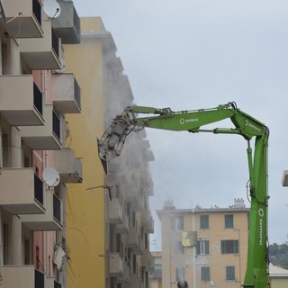 Ponte Morandi, procedono i lavori di demolizione in via Porro (VIDEO e FOTO)