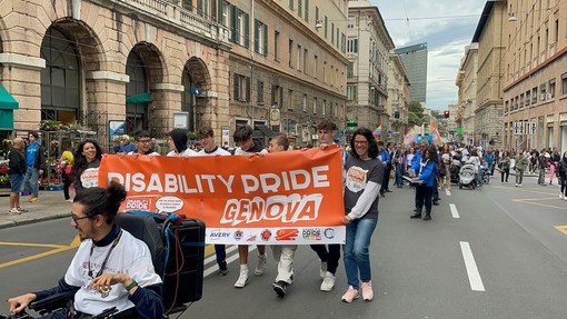 Un corteo colorato per chiedere una città accessibile, a Genova sfila il Disability Pride (Foto e video)