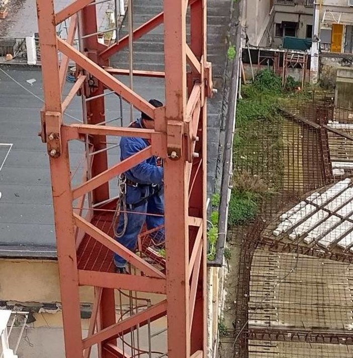 Pegli, via la gru dal cinema Eden. Ma le macerie rimangono Pegli, via la gru dal cinema Eden. Ma le macerie rimangono