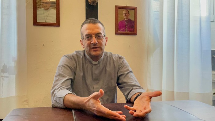 Don Mignani, dalle origini laiche al sacerdozio: &quot;Ho seguito l'insegnamento di Gesù, ora non voglio lasciare la Chiesa&quot; (Video)