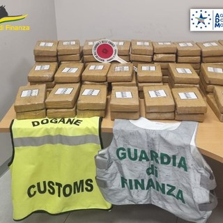 Lotta allo spaccio, Guardia di Finanza e Dogane sequestrano 154 kg di cocaina nel porto di Vado Ligure (FOTO e VIDEO)