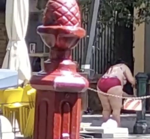 Sestri Ponente, doccia in costume in piazza Baracca e il video diventa virale (Video)