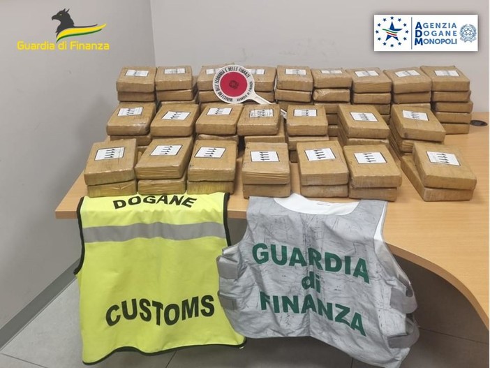 Lotta allo spaccio, Guardia di Finanza e Dogane sequestrano 154 kg di cocaina nel porto di Vado Ligure (FOTO e VIDEO)