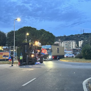 Ex Ilva, arriva la nota del Ministero: congelata la nuova cassa integrazione, gli operai lasciano l'aeroporto Ex Ilva, arriva la nota del Ministero: congelata la nuova cassa integrazione, gli operai lasciano l'aeroporto
