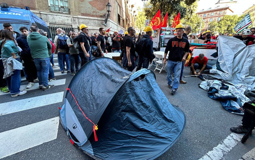 Ex Ilva, Palombo: "Dormiremo qui, aspettiamo una soluzione. Siamo lavoratori, non delinquenti"