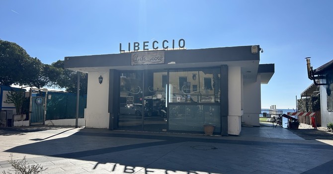 L'Ex Libeccio sulla passeggiata a mare di Pegli