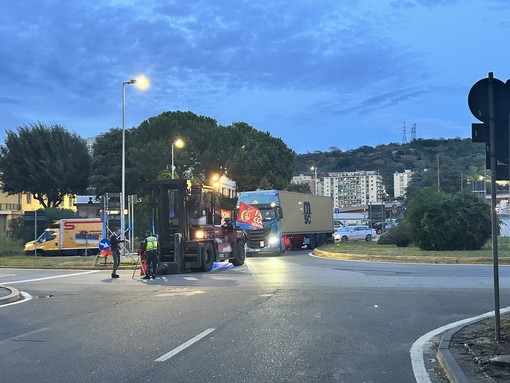 Ex Ilva, arriva la nota del Ministero: congelata la nuova cassa integrazione, gli operai lasciano l'aeroporto Ex Ilva, arriva la nota del Ministero: congelata la nuova cassa integrazione, gli operai lasciano l'aeroporto