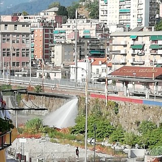Bolzaneto, scoppia un tubo dell'acqua vicino alla stazione (Foto)