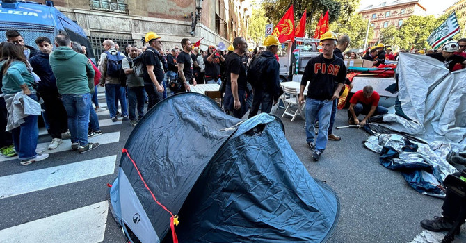 Ex Ilva, Palombo: "Dormiremo qui, aspettiamo una soluzione. Siamo lavoratori, non delinquenti" Ex Ilva, Palombo: "Dormiremo qui, aspettiamo una soluzione. Siamo lavoratori, non delinquenti"