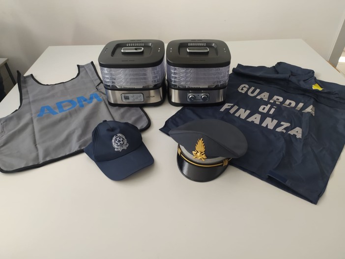 ADM e Guardia di Finanza bloccano nel porto di Genova Prà 2.878 pezzi di essiccatori elettrici per alimenti provenienti dalla Cina