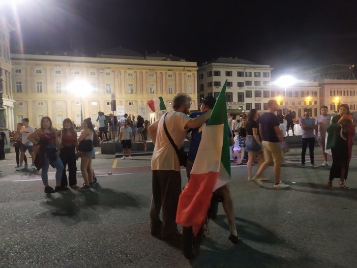 Finale degli europei, Genova blinda il centro, chiude l'area tra piazza Dante e via XXV Aprile, estesa l'ordinanza anti alcolici Finale degli europei, Genova blinda il centro, chiude l'area tra piazza Dante e via XXV Aprile, estesa l'ordinanza anti alcolici