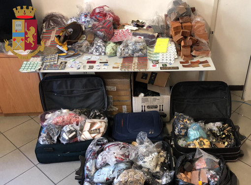 La polizia trova sette valigie piene di marchi di moda "taroccati": una denuncia