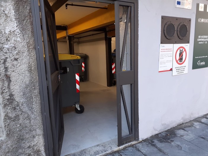 Piazza Cavour, attivo anche l'Ecopunto ad accesso controllato realizzato nell’ambito del Piano integrato per il Centro Storico Caruggi (FOTO)