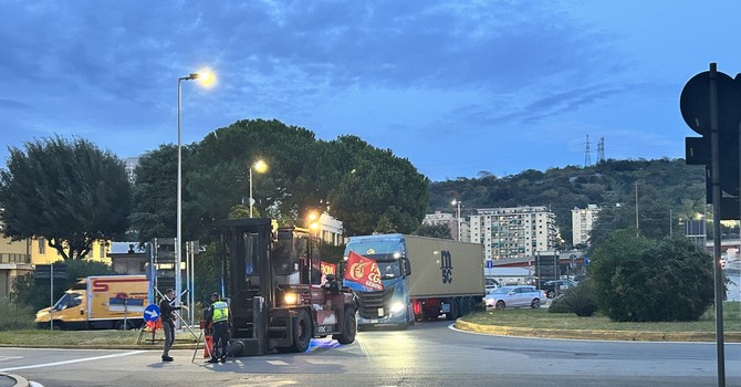 Ex Ilva, arriva la nota del Ministero: congelata la nuova cassa integrazione, gli operai lasciano l'aeroporto Ex Ilva, arriva la nota del Ministero: congelata la nuova cassa integrazione, gli operai lasciano l'aeroporto