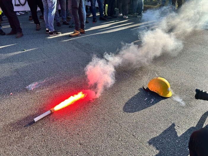 Ex Ilva, Ceraudo replica a Fdl: "Tutelo il lavoro, ma non dimentico mai di tutelare e ascoltare il territorio, con tutte le sue esigenze e necessità" Ex Ilva, Ceraudo replica a Fdl: "Tutelo il lavoro, ma non dimentico mai di tutelare e ascoltare il territorio, con tutte le sue esigenze e necessità"