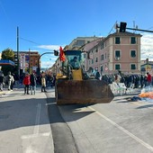Ex Ilva, il presidio a Cornigliano prosegue: piazza Savio chiusa, riaperta la Guido Rossa in entrambe le direzioni Ex Ilva, il presidio a Cornigliano prosegue: piazza Savio chiusa, riaperta la Guido Rossa in entrambe le direzioni