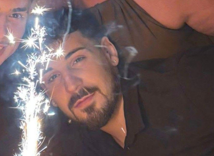 Investito e ucciso in corso Italia, l’ultimo saluto a Edoardo Corrieri. Il padre: “Fate come lui” Investito e ucciso in corso Italia, l’ultimo saluto a Edoardo Corrieri. Il padre: “Fate come lui”