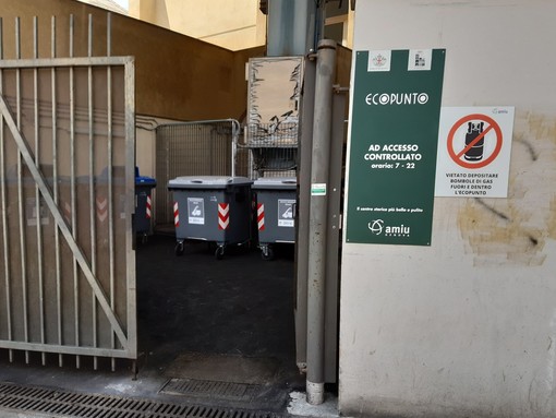 Centro Storico, aperto in via della Mercanzia nuovo Ecopunto Amiu ad accesso controllato