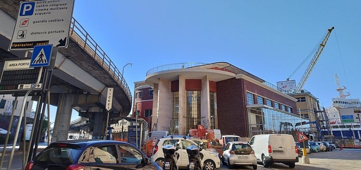 Nuovi supermercati, al via i lavori per la rotonda di Carignano, ancora in ritardo il restyling dell'ex mercato del pesce in piazza Cavour