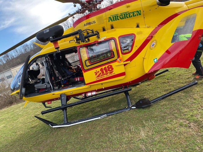 Uscio, motociclista ventenne cade da una scarpata, al San Martino in codice rosso