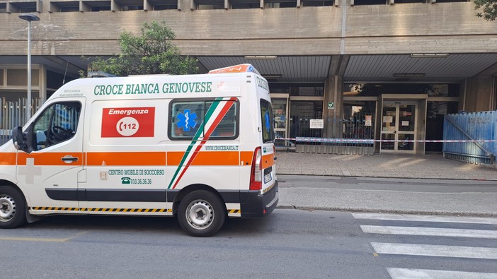 Attimi di apprensione al policlinico San Martino: palazzina evacuata per un forte odore sospetto