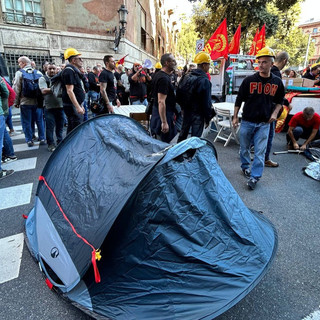 Ex Ilva, Palombo: "Dormiremo qui, aspettiamo una soluzione. Siamo lavoratori, non delinquenti" Ex Ilva, Palombo: "Dormiremo qui, aspettiamo una soluzione. Siamo lavoratori, non delinquenti"