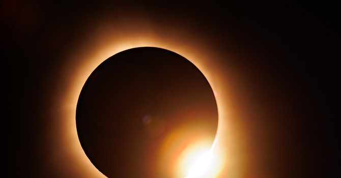 Eclissi solare del 12 agosto: fascino nei cieli e insidie per la vista, perché i tradizionali occhiali da sole non bastano
