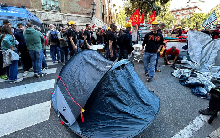 Ex Ilva, Palombo: "Dormiremo qui, aspettiamo una soluzione. Siamo lavoratori, non delinquenti" Ex Ilva, Palombo: "Dormiremo qui, aspettiamo una soluzione. Siamo lavoratori, non delinquenti"