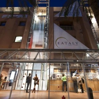 Nel gennaio del 2007 Eataly iniziava la sua avventura aprendo le porte del primo punto vendita, quello nell’ex opificio Carpano al Lingotto di Torino. Un luogo inedito dedicato alla valorizzazione e al racconto del meglio delle tradizioni enogastronomiche
