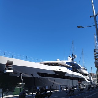 Al Porto Antico Dar, il mega yacht del magnate russo da 90 metri