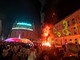 Con il falò e i fuochi d'artificio si è concluso il primo Entierro de la Sardina, migliaia in piazza De Ferrari (Foto e video)