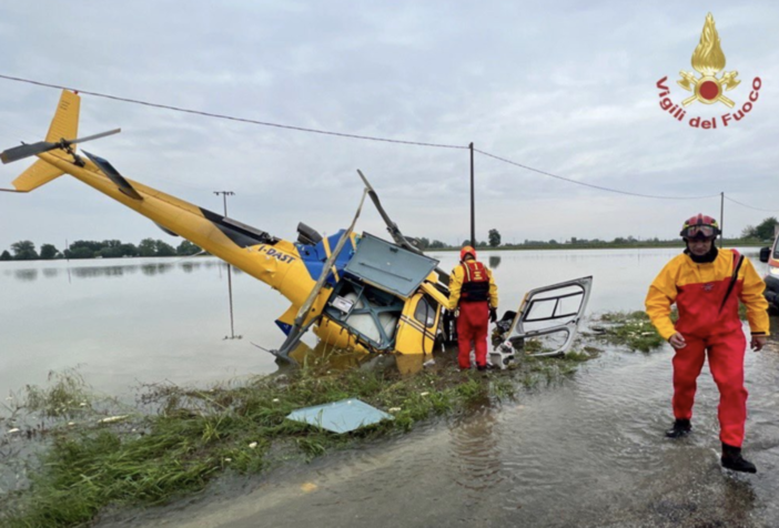 Alluvione in Emilia Romagna, precipita elicottero impegnato per guasti alla linea elettrica: quattro feriti Alluvione in Emilia Romagna, precipita elicottero impegnato per guasti alla linea elettrica: quattro feriti