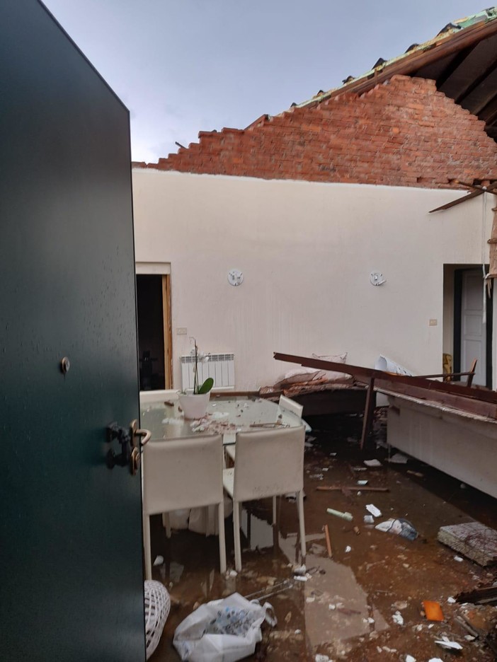 Maltempo, scoperchiato edificio a Chiavari