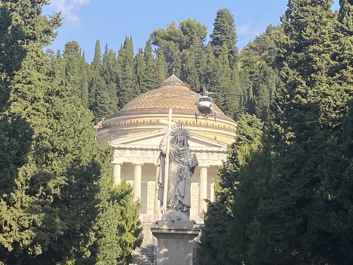 Messa in sicurezza delle alberature dei cimiteri, doppio intervento di Aster con l’elicottero Messa in sicurezza delle alberature dei cimiteri, doppio intervento di Aster con l’elicottero