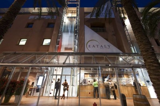 Nel gennaio del 2007 Eataly iniziava la sua avventura aprendo le porte del primo punto vendita, quello nell’ex opificio Carpano al Lingotto di Torino. Un luogo inedito dedicato alla valorizzazione e al racconto del meglio delle tradizioni enogastronomiche Nel gennaio del 2007 Eataly iniziava la sua avventura aprendo le porte del primo punto vendita, quello nell’ex opificio Carpano al Lingotto di Torino. Un luogo inedito dedicato alla valorizzazione e al racconto del meglio delle tradizioni enogastronomiche