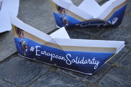Barchette di carte per chiedere all'Europa di rivedere i trattati di Dublino
