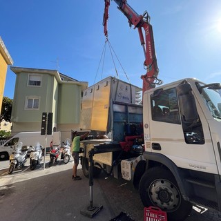 Recco - L'eco-compattatore arriva in piazzale Europa
