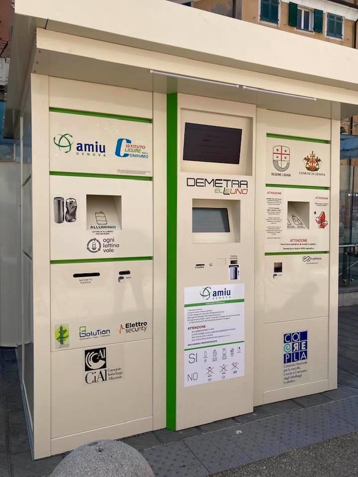 Da oggi un ecocompattatore dell'Amiu per plastica e lattine in piazza Sarzano (FOTO) Da oggi un ecocompattatore dell'Amiu per plastica e lattine in piazza Sarzano (FOTO)