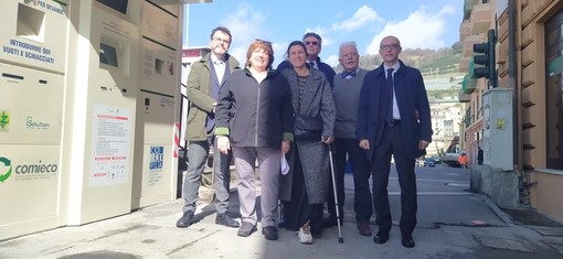 Voltri, in piazza Gaggero il nuovo ecocompattatore che fa bene all'ambiente e al volontariato Voltri, in piazza Gaggero il nuovo ecocompattatore che fa bene all'ambiente e al volontariato