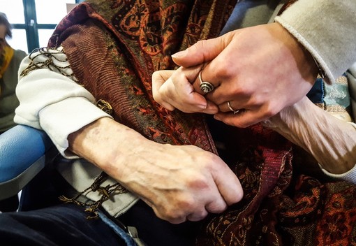 Il futuro passa dalla cura degli anziani. L’appello di Sant’Egidio: “Caldo e solitudine sono la normalità con cui bisogna fare i conti”