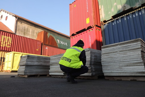 Genova Pra': bloccata dai funzionari Adm l'esportazione verso l'Africa di oltre 400 pannelli fotovoltaici Genova Pra': bloccata dai funzionari Adm l'esportazione verso l'Africa di oltre 400 pannelli fotovoltaici