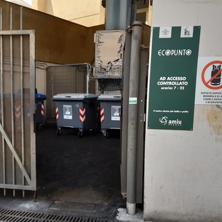 Centro Storico, aperto in via della Mercanzia nuovo Ecopunto Amiu ad accesso controllato